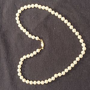 Avon Pearlesque single row faux pearl necklace